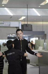 明星过安检的鞋子,安检现场，鞋履间的时尚对决